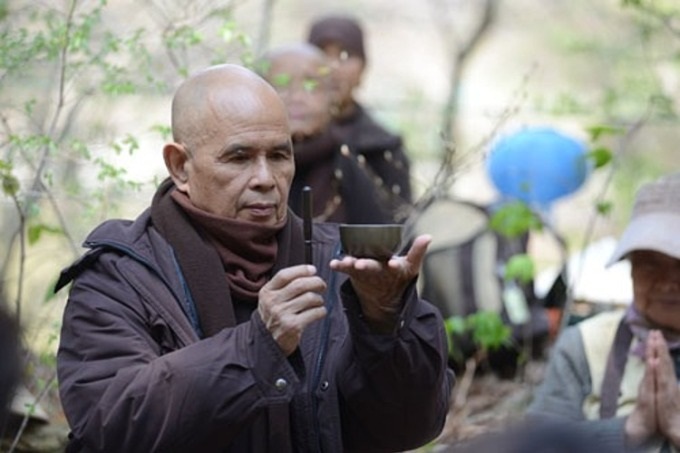 Thich Nhat Hanh prier